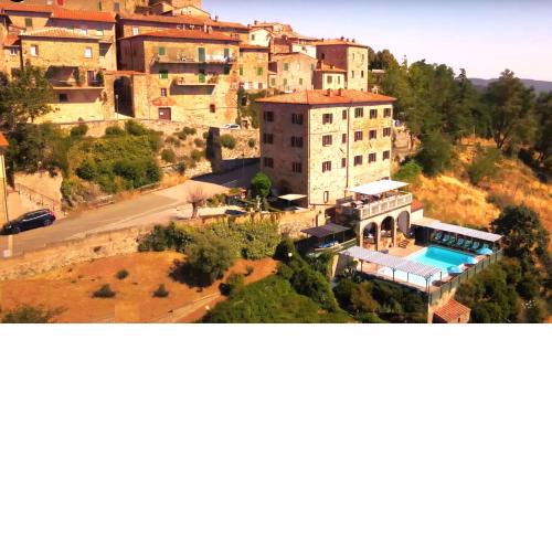 Tuscan Farmhouse with 6 Apartments for max 29 persons