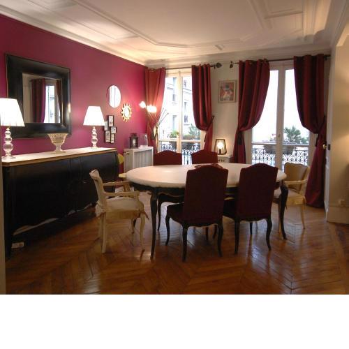 Two-Bedroom Apartment Champs-Elysées