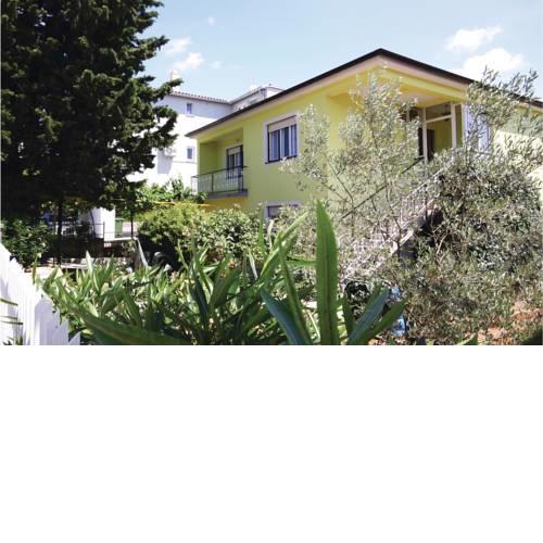 Two-Bedroom Apartment in Pula