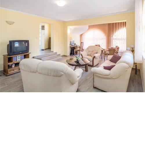 Two-Bedroom Apartment in Viskovo