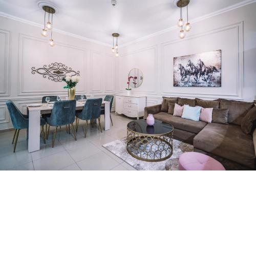 Two Continents Holiday Homes - Elegant Pearl of Marina - Free Airport Pick-up Over 5 nights