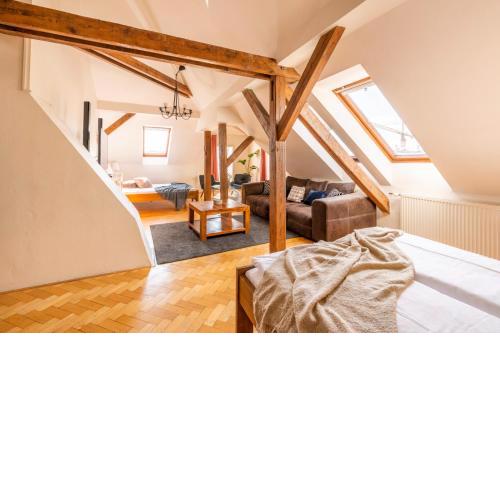 Tyn Church View Apartment with terrace