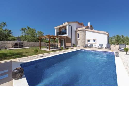 Ugrinici Villa Sleeps 8 with Pool Air Con and WiFi