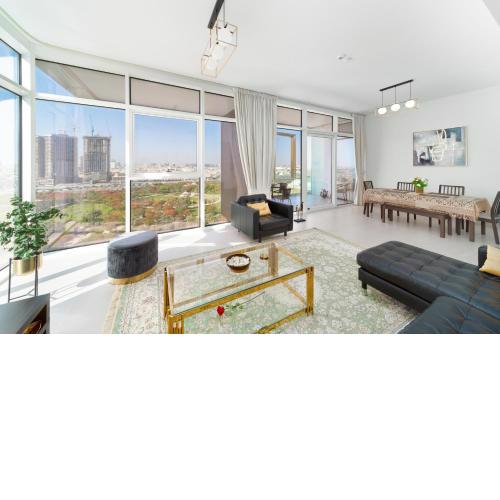 Ultimate Stay - 3 Beds - Scenic Panoramic Views - Right at Metro Station - 5-10min to Sea, Burj Khalifa, Old Town, Downtown - 15min from Airport