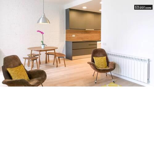 Un habitación con balcón