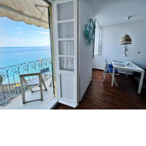 UN TERRAZZINO SUL LUNGOMARE