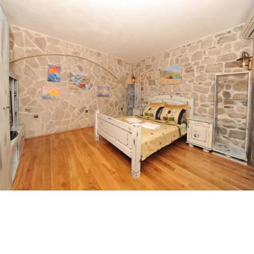 Una Apartments