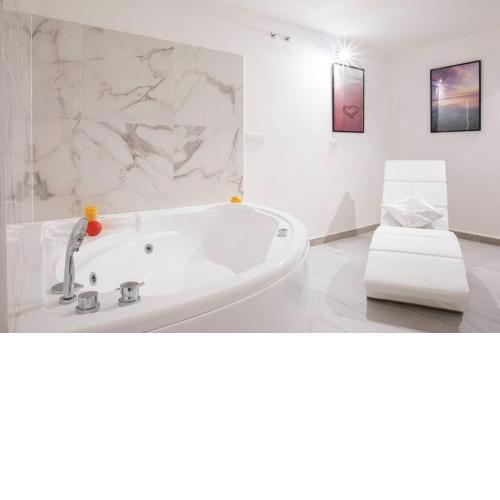 Unforgettable Split Level Jacuzzi Suite Navona