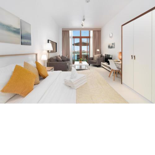 Unified Vacation Homes-Deluxe Sea View Studio-Balcony-Parking-11