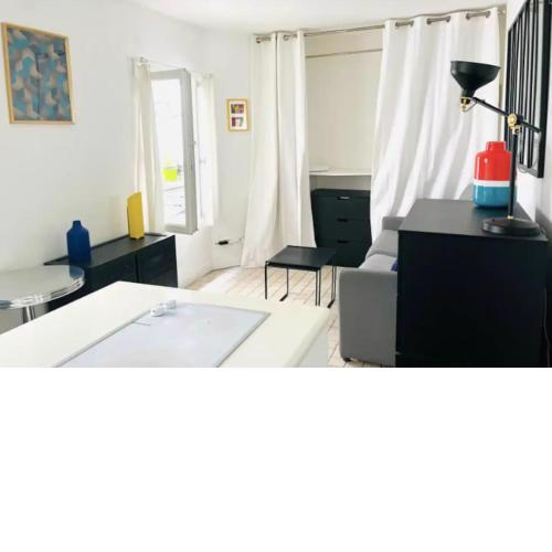 Unique and Bright Studio Apartment in Paris