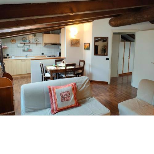 Unique, bright attic room with free private parking - Sandhouses