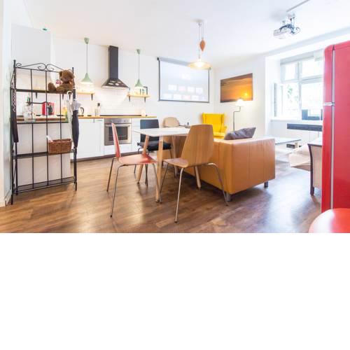 Unique Design with Home Cinema near Park, Metro and Tram by easyBNB