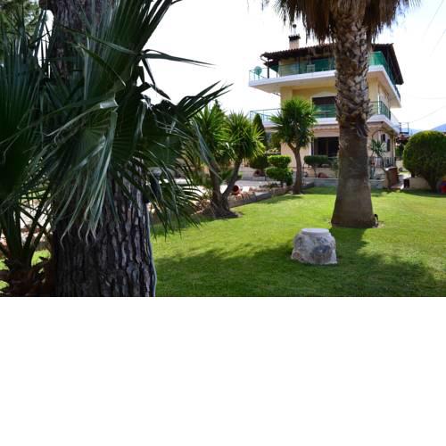 Unwind in a Spacious flat with Gardens near Beach