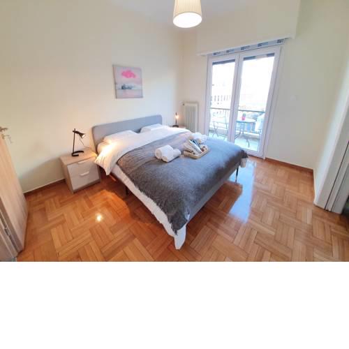 Upbeat Apartment. Breathtaking view. 10' to Center