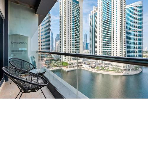 Upscale Studio Full lake View in Goldcrest View Tower