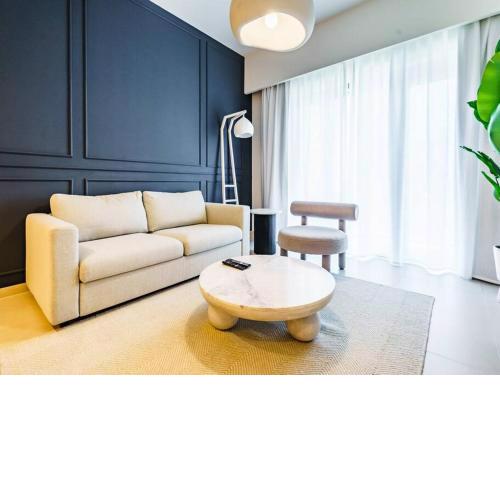 Uptown Vogue: Lavish 1BR Oasis in Downtown Majesty