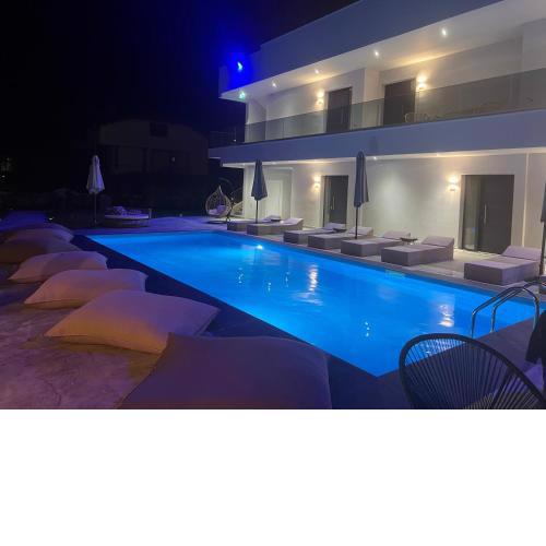 V luxury Suites