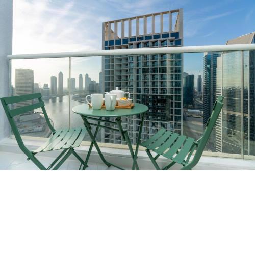 Vacay Lettings - Burj Khalifa & Canal view Studio at Damac Prive