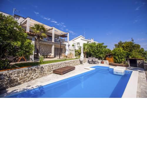 Vantacici Villa Sleeps 5 Pool Air Con WiFi