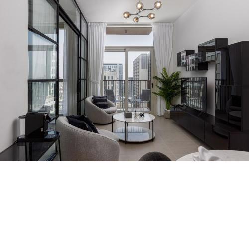 VayK - Elegant Two Bedroom Near Park and Mall