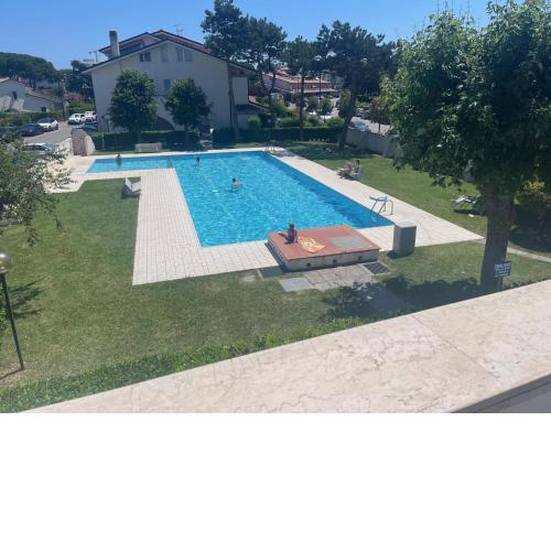 VEGA BILOCALE CON PISCINA E TERRAZZA