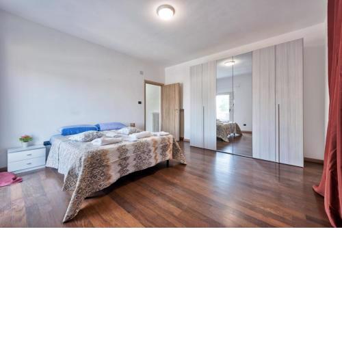 Venice H&S APT Private Room With AC & TV