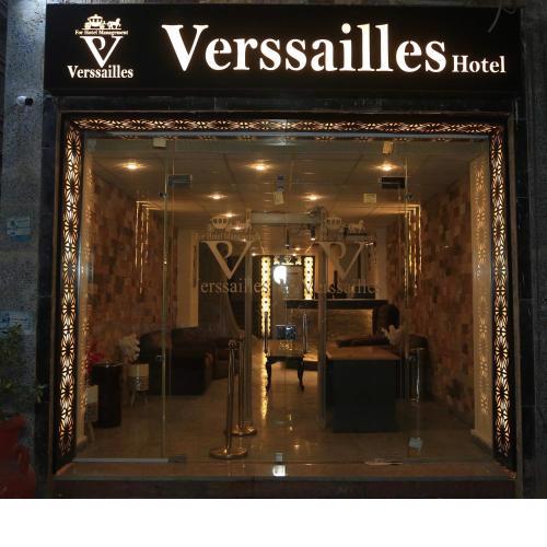 verssailles pyramids hotel