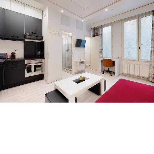 Very bright studio in the center of Paris