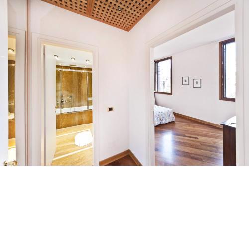 Very central apartment in historical 1600 Palace with LIFT sanitize with OZONE