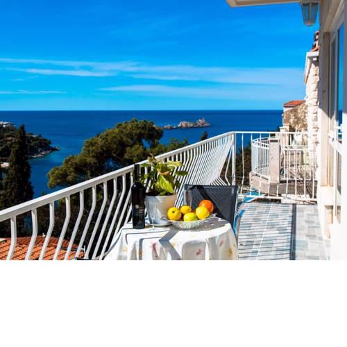 Vibrant Apartment in Dubrovnik with Balcony