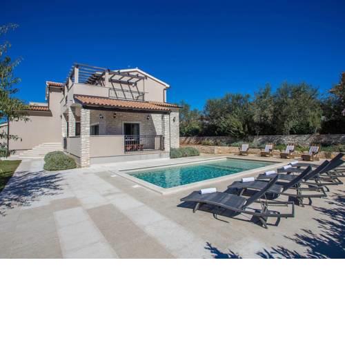 Vibrant Child-friendly Villa with Private Pool in Svetvincenat