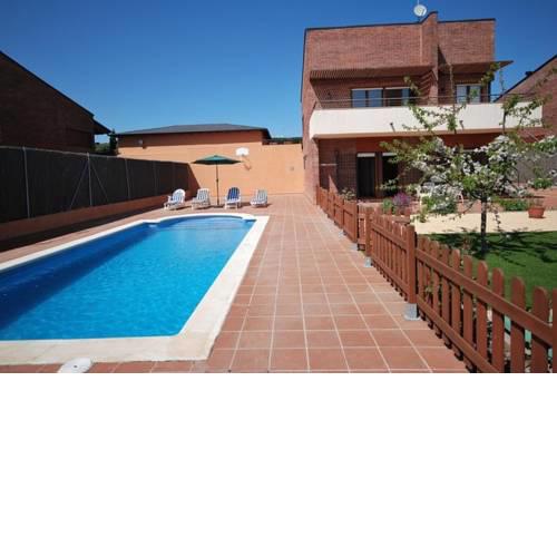Vidreres Villa Sleeps 6 Pool Air Con