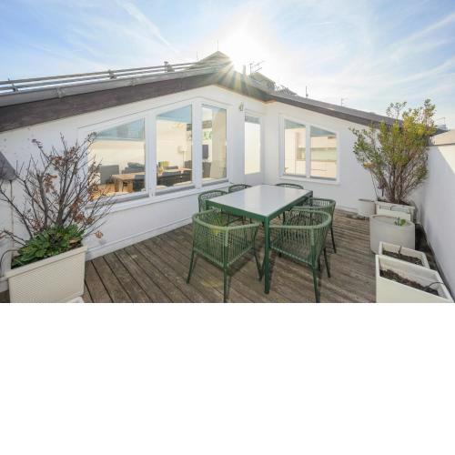 Vienna Rooftop Haven 120m, 3BR, Terrace, City Views!
