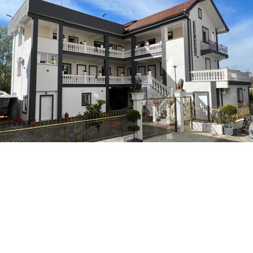 VILA AARON