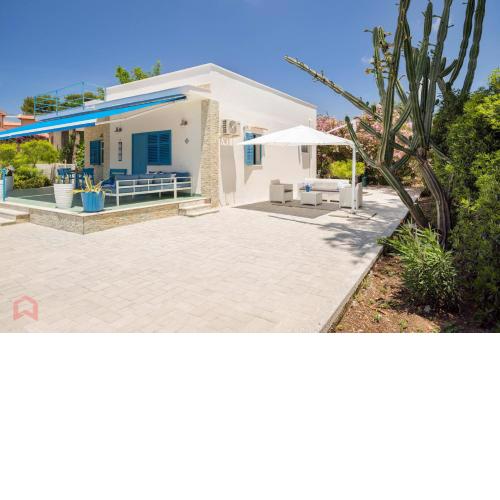 Villa a few steps from the sea
