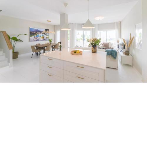 VILLA ADELFAS ESTEPONA PRIVATE POOL SEA VIEW ROOFTOP TERRACE WIFi