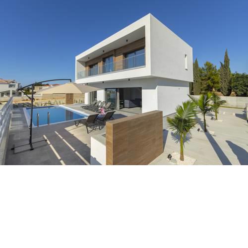 Villa Andre, walking distance to Coral Bay