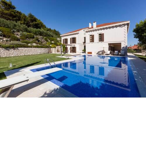 Villa Antuna Supreme - 4 Beautiful Bedroom Villa - Large Lawned Gardens - Gym