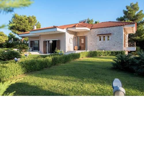 Villa BELLEZZA with a large yard and BBQ.
