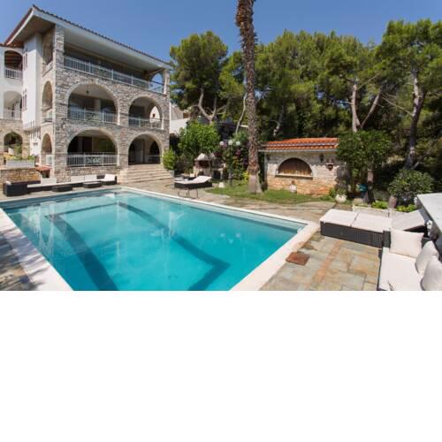 Villa Chamolia : 2 appartements + studio. 300m de la mer. Piscine