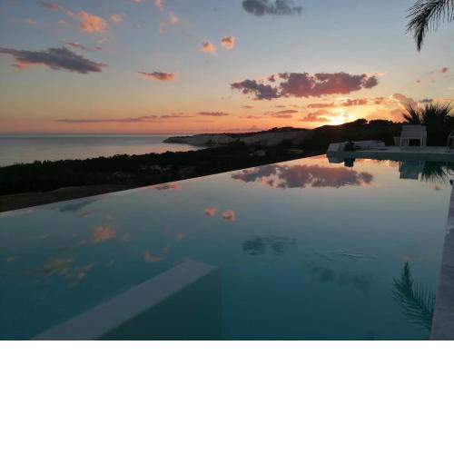Villa con piscina immersa nel MARE