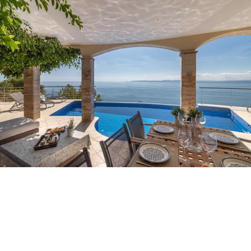 Villa con piscina privada, pista de tenis y vistas espectaculares al mar
