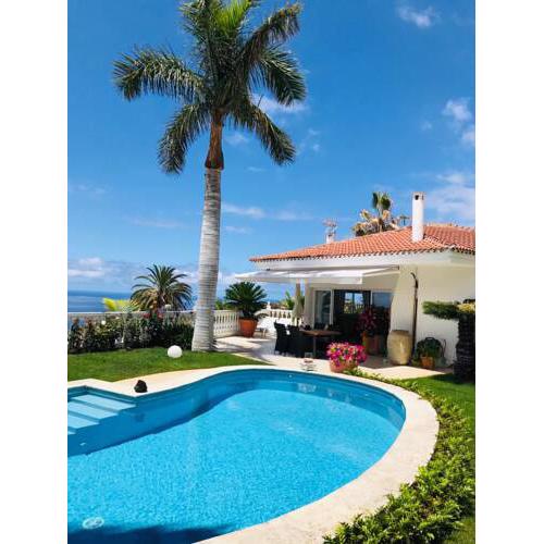Villa con Terraza 2 piscinas Jardín Tropical Vista de Ensueño al océano desde el Jardín y todas las ventanas UBICACIÓN TRANQUILA