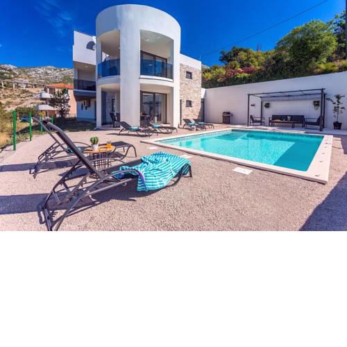 VILLA CVITA is a newly built, modern 3-bedroom villa with gym, private 24sqm pool