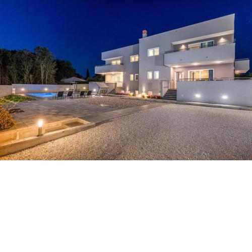 Villa D - Pula, 3-bedrooms, sauna, fitness room, billiard, heated pool