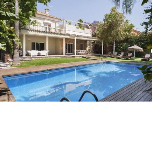Villa de Lujo con Jardines y Piscina