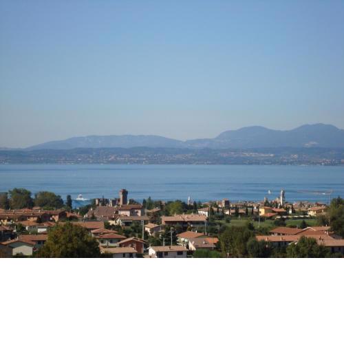 Villa d'epoca sul Lago di Garda con piscina interna e parco con laghetto