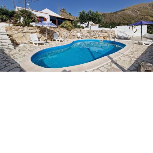 Villa Desdemona con piscina e Villa Shahla senza piscina, vista giardino