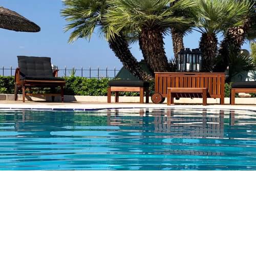 Villa Dolphin - Beachfront Maisonette with Pool