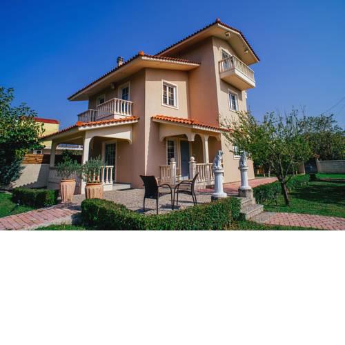Villa Drosia, 2 hours from Athens, few seconds from the beach